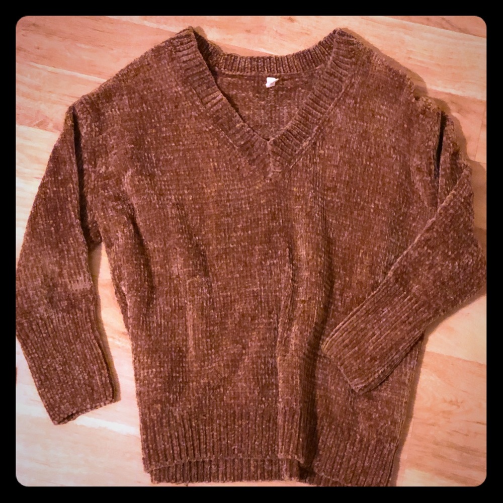S/M oversized v- neck super soft sweater!